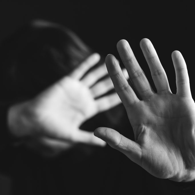 Eine 17-Jährige wurde mutmaßlich auf einer Toilette vergewaltigt (Symbolfoto).