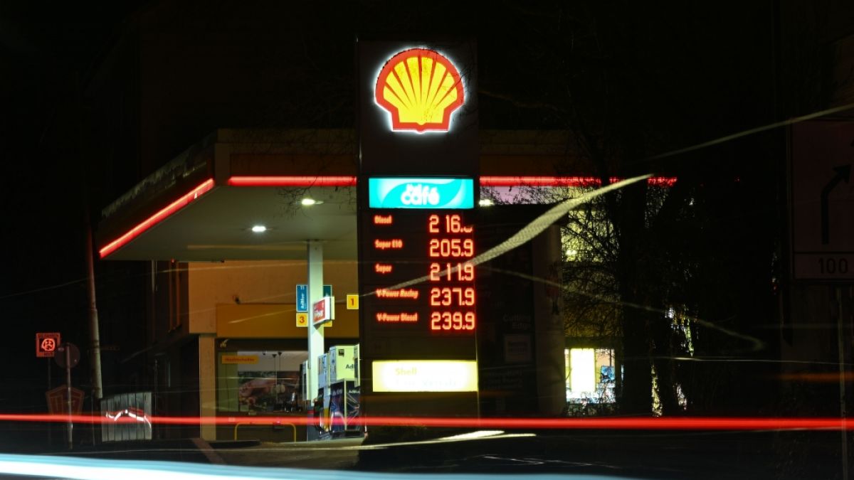 Die Spritpreise an deutschen Tankstellen sind derzeit sehr hoch. (Foto)