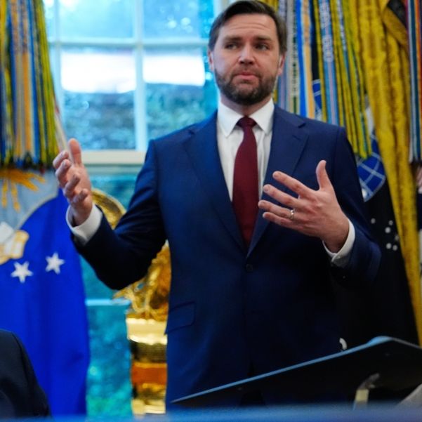 Was steckt dahinter? Körpersprache von Trump-Vize entfacht Spekulationen