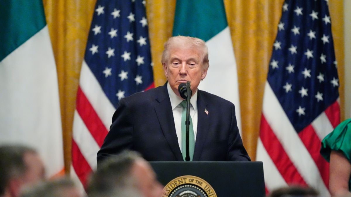 Donald Trump bringt einem aktuellen Berichte zufolge die Demokratie in den USA zunehmend in Gefahr. (Foto)