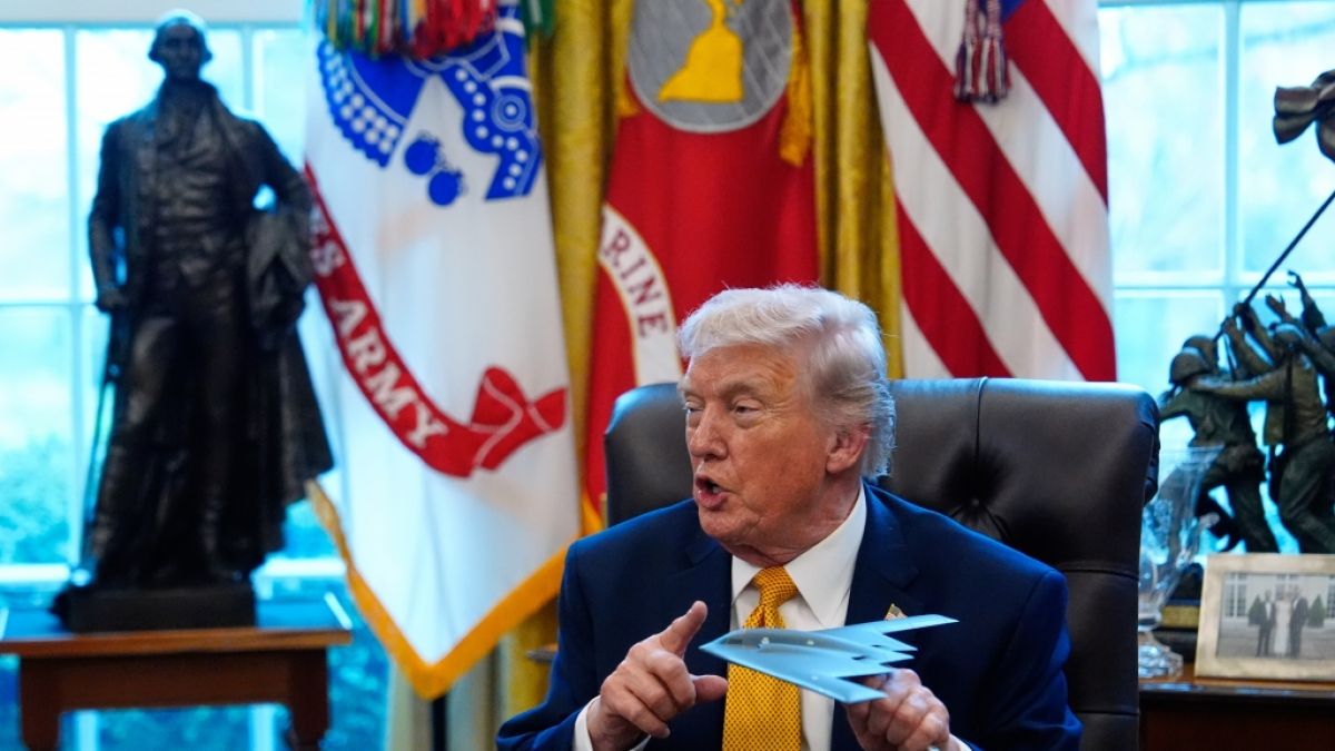 Donald Trump sorgte f&uuml;r einen Fremdscham-Moment im Oval Office. (Foto)