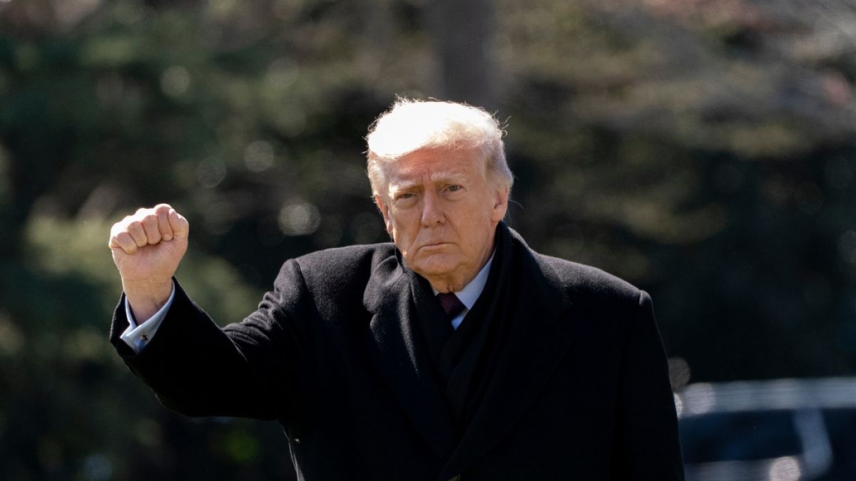 Mit dieser Siegerfaust-Geste sorgte der US-Pr&auml;sident f&uuml;r Emp&ouml;rung. (Foto)