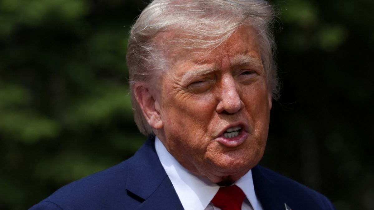 Seine eigene Geheimdienstchefin hat Donald Trump bei einer Aussage widersprochen. (Foto)