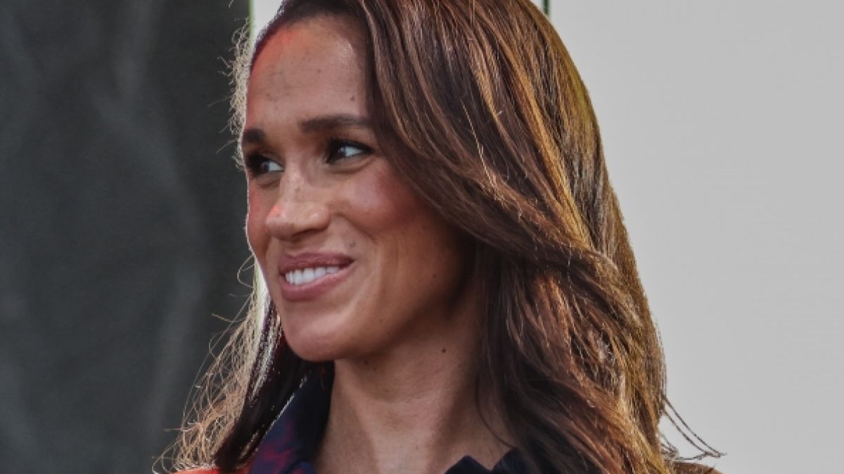 F&uuml;r die Kameras hat Meghan Markle ein perfektes L&auml;cheln parat - hinter den Kulissen soll die Ehefrau von Prinz Harry vielmehr mit r&uuml;pelhaftem Verhalten in Erinnerung geblieben sein. (Foto)