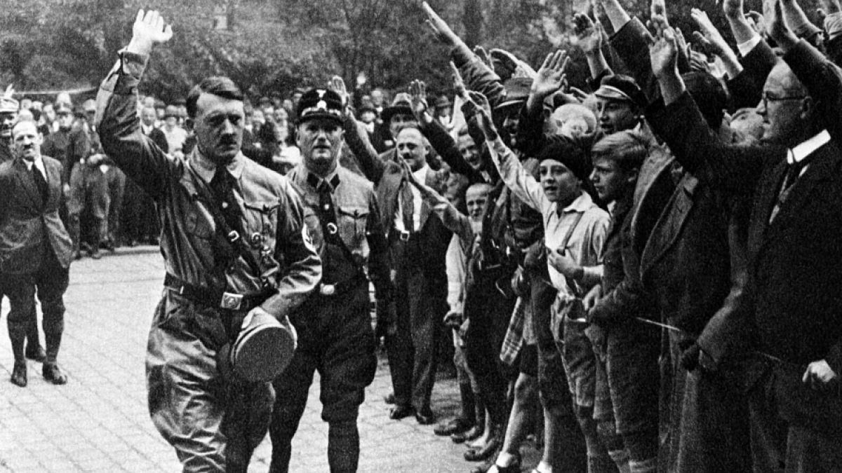 Adolf Hitler wird bei seiner Ankunft auf dem vierten Parteitag der NSDAP 1929 in N&uuml;rnberg mit dem Hitlergru&szlig; empfangen. (Foto)