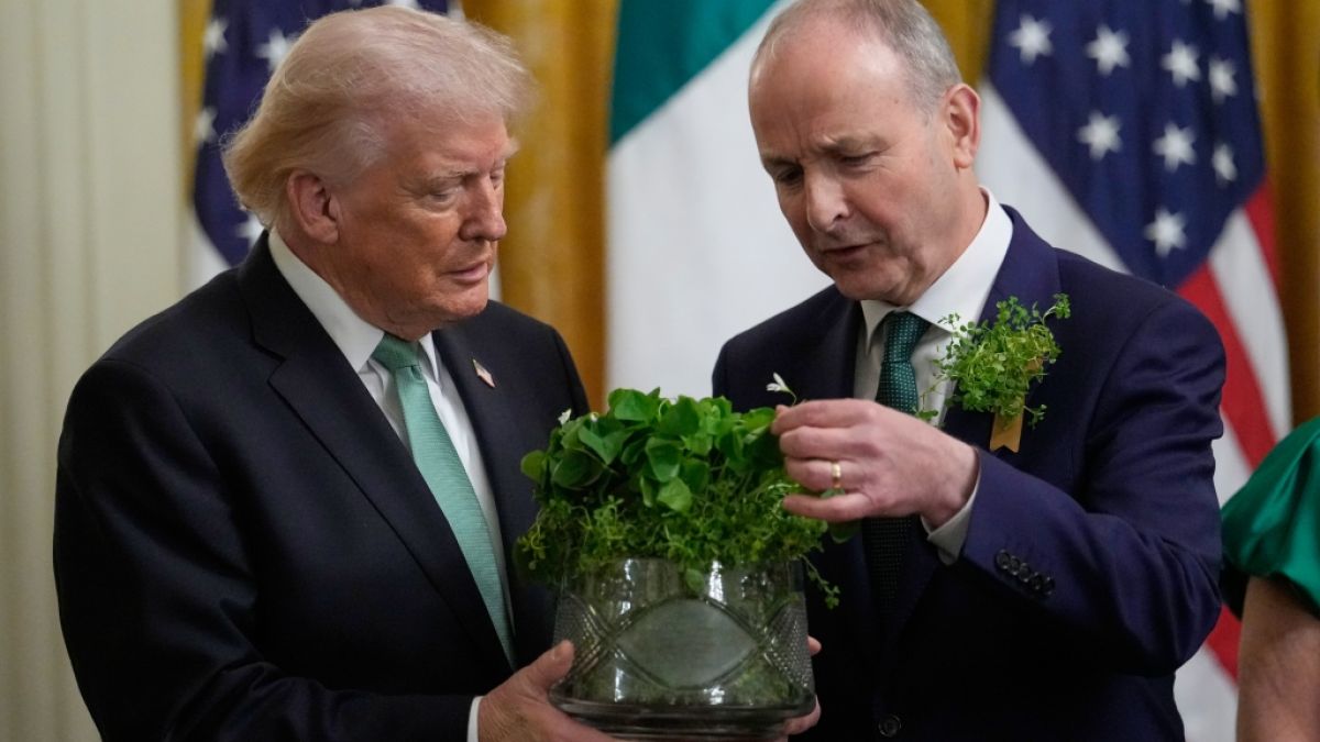 W&auml;hrend der irische Regierungschef Micheal Martin gr&uuml;nen Klee zum St. Patrick's Day zurechtzupft, sind alle Augen auf Donald Trumps Handr&uuml;cken gerichtet, der mit einer dicken Schicht Make-up von Bluterg&uuml;ssen ablenken soll. (Foto)