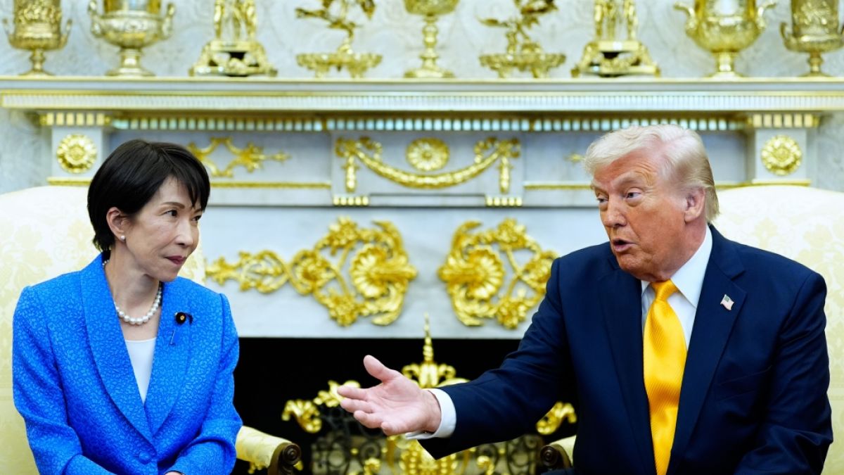 Pr&auml;sident Donald Trump spricht mit Japans Premierministerin Sanae Takaichi im Oval Office des Wei&szlig;en Hauses. (Foto)