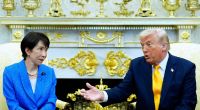 Präsident Donald Trump spricht mit Japans Premierministerin Sanae Takaichi im Oval Office des Weißen Hauses.