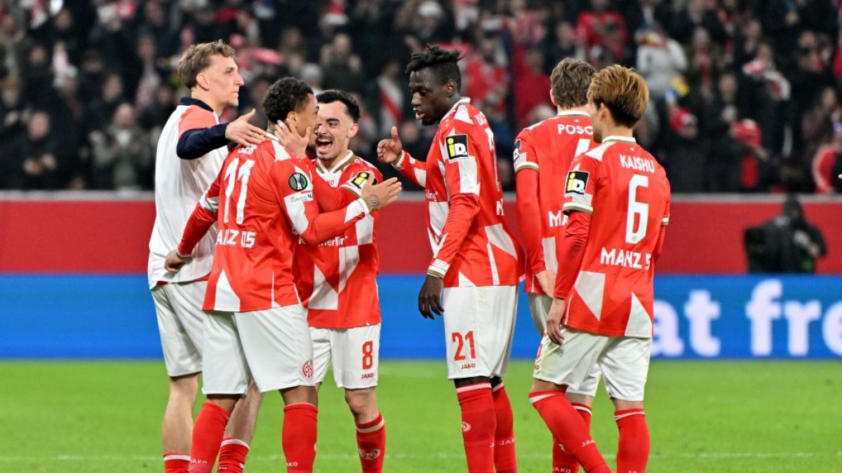 Die Spieler des FSV Mainz 05 bejubeln den Einzug ins Viertelfinale der Conference League. (Foto)