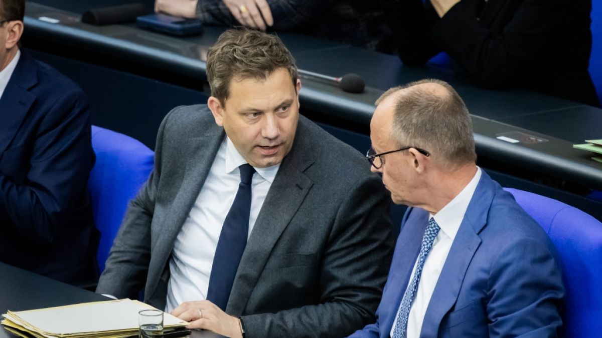 Bundeskanzler Friedrich Merz (r.) und Vizekanzler Lars Klingbeil (l.) sollen eine Riesen-Reform f&uuml;r Deutschland planen. (Foto)