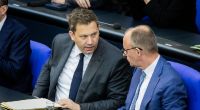 Bundeskanzler Friedrich Merz (r.) und Vizekanzler Lars Klingbeil (l.) sollen eine Riesen-Reform für Deutschland planen.