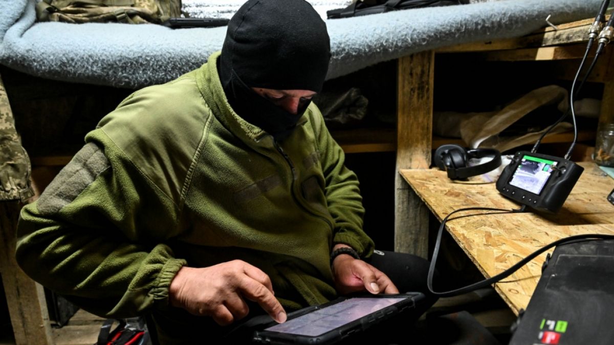 Ein Soldat eines Zuges f&uuml;r unbemannte Luftfahrzeuge des 113. Bataillons der 110. ukrainischen Territorialverteidigungsbrigade setzt eine schwere Vampir-Drohne ein. (Foto)