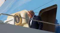 Donald Trump verlässt auf dem Palm Beach International Airport in West Palm Beach, Florida, die Air Force One.