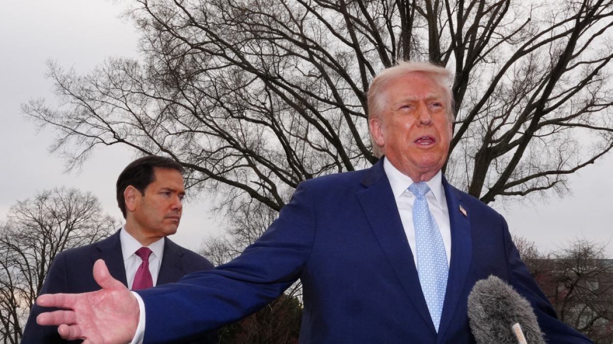 US-Pr&auml;sident Donald Trump (vorne) spricht mit Reportern, bevor er mit der Marine One vom South Lawn des Wei&szlig;en Hauses abfliegt. (Foto)