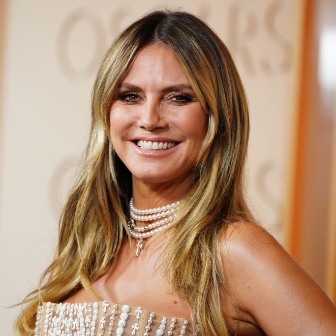 Model in Müll verpackt - mit diesen Outfits überrascht sie ihre Fans