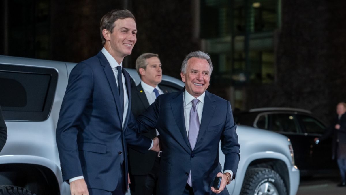 Steve Witkoff (r), Sondergesandter der Vereinigten Staaten, und Jared Kushner, Trumps Schwiegersohn. (Foto)