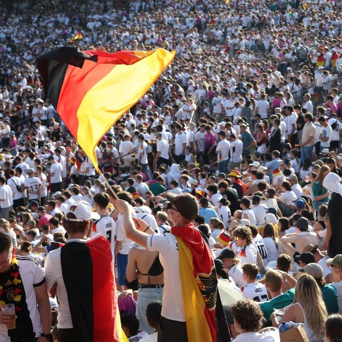 Neue Regeln geplant - Weg frei für Fan-Feste in der Nacht