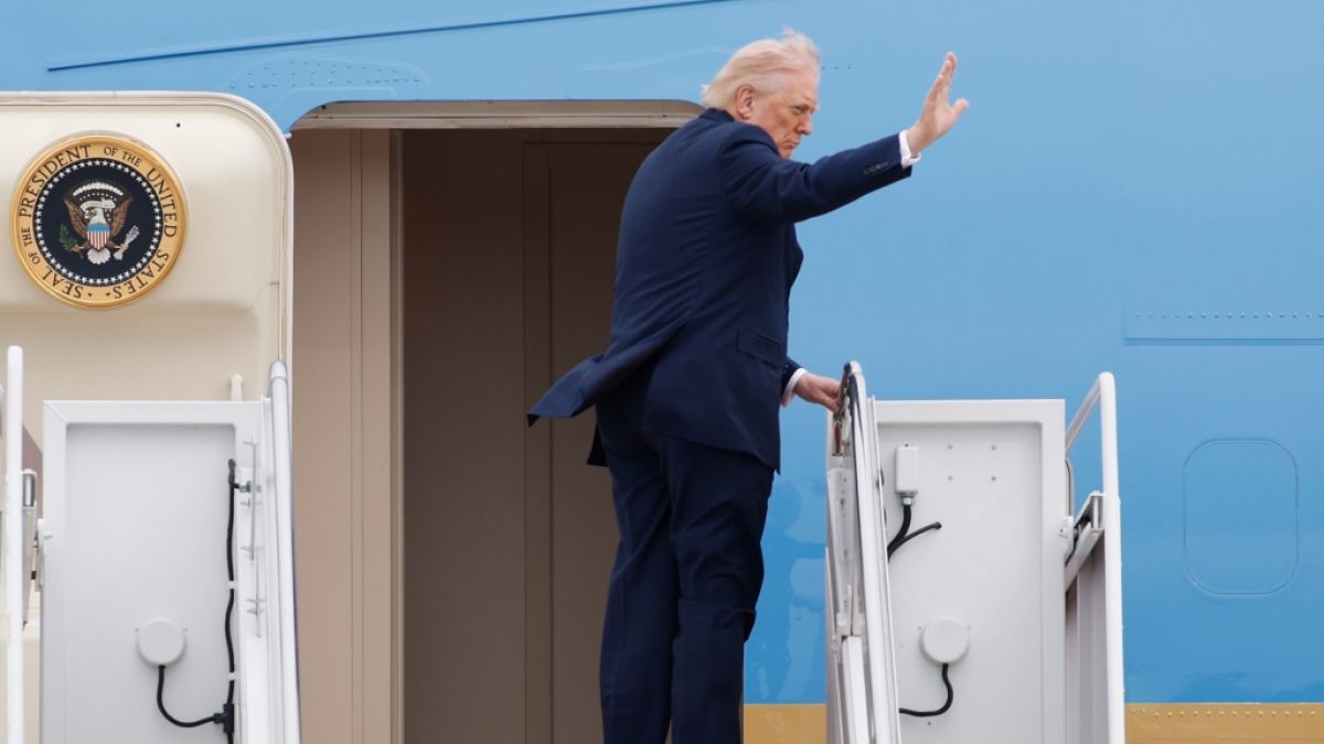 Trump scheint das Treppensteigen immer gr&ouml;&szlig;ere Probleme zu bereiten. (Foto)