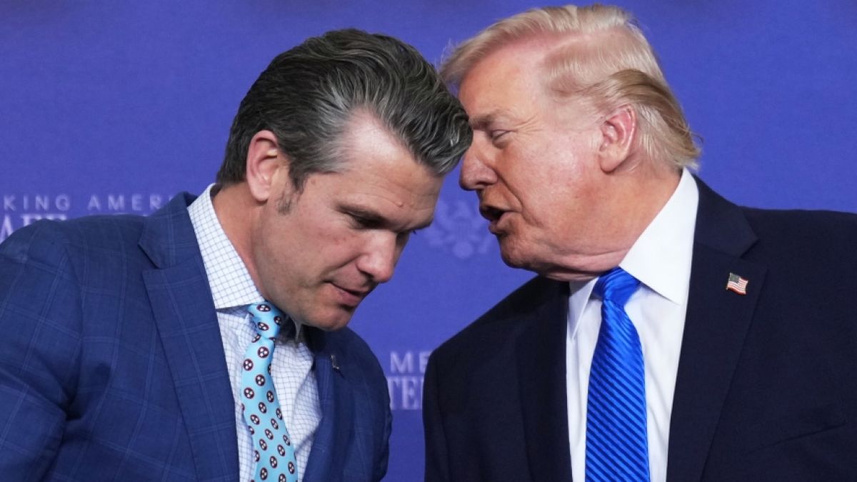 Donald Trump (rechts) bespricht sich mit seinem Verteidigungsminister Pete Hegseth. (Foto)
