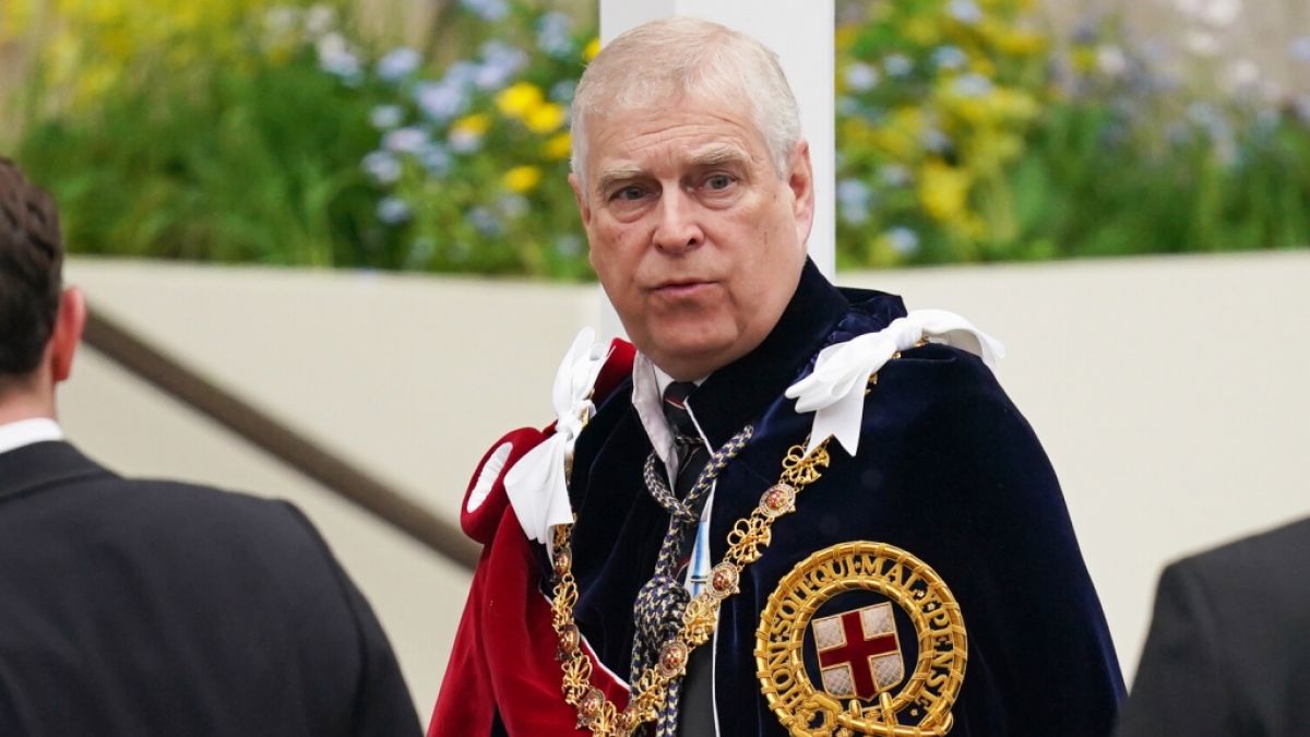 Pr&auml;chtige Royals-Gew&auml;nder sind f&uuml;r Ex-Prinz Andrew k&uuml;nftig - der in Ungnade gefallene Bruder von K&ouml;nig Charles III. darf jetzt nur noch im Freizeitlook mit seinen Hunden Gassi gehen. (Foto)