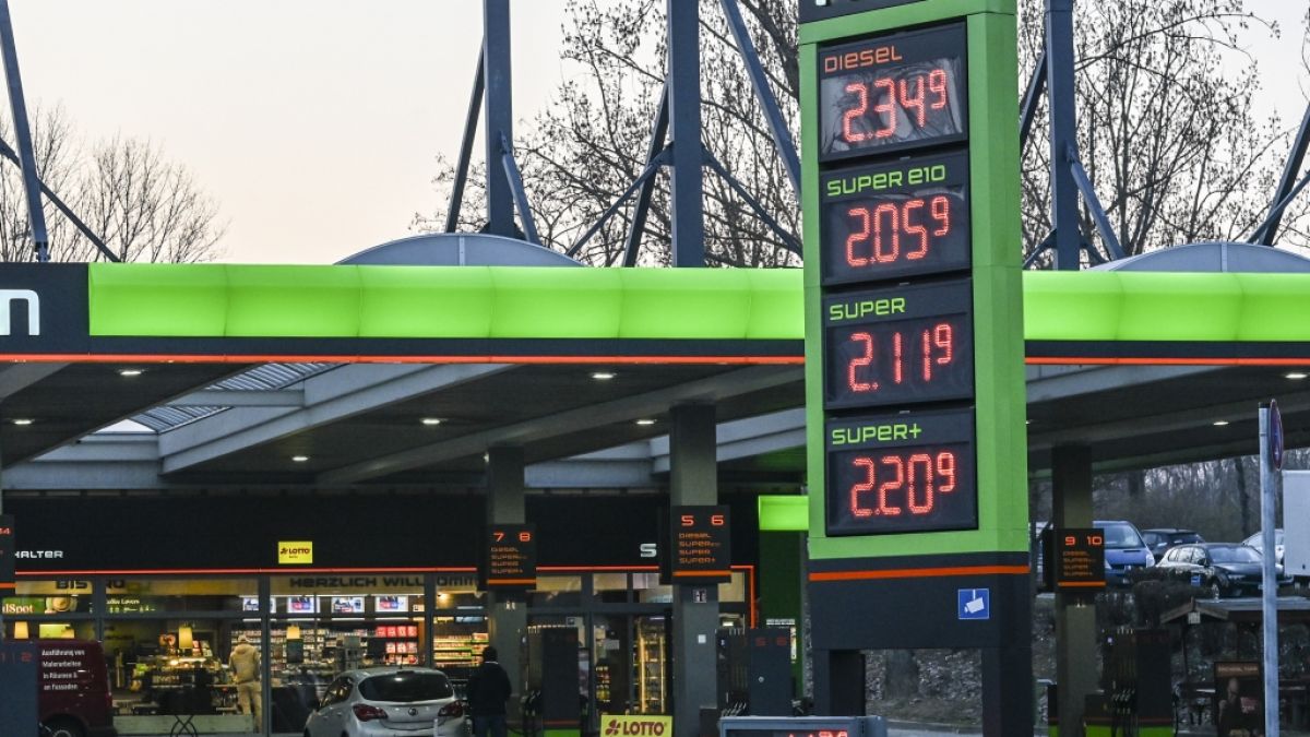 Lars Klingbeil will eine Spritpreis-Grenze einf&uuml;hren. (Foto)