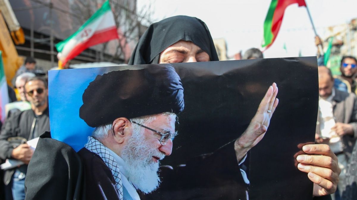 Eine Frau h&auml;lt ein Foto des get&ouml;teten iranischen Obersten F&uuml;hrers Ajatollah Ali Chamenei. (Foto)