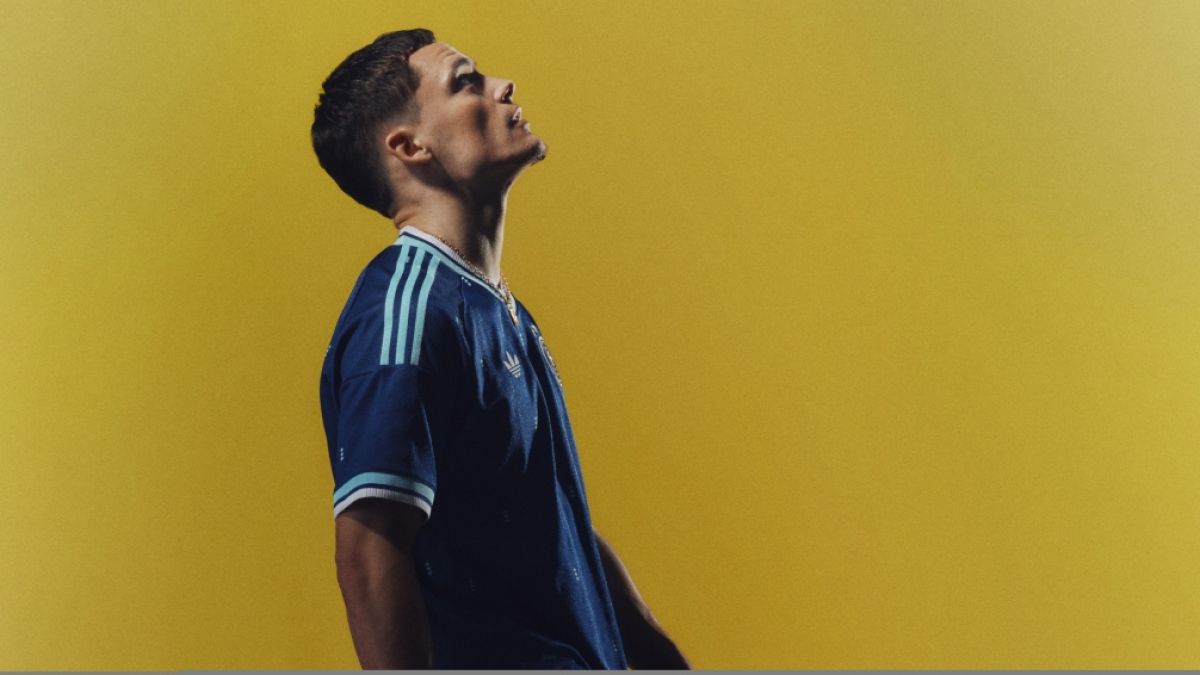 Florian Wirtz im neuen dunkelblauen Ausw&auml;rtstrikot der DFB-Elf. (Foto)