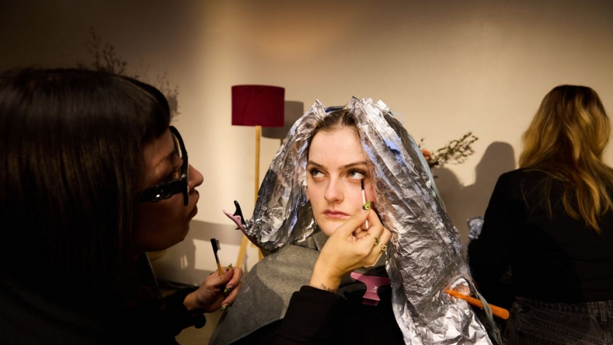 Kandidatin Julia scheint skeptisch, was ihr Umstyling betrifft. (Foto)