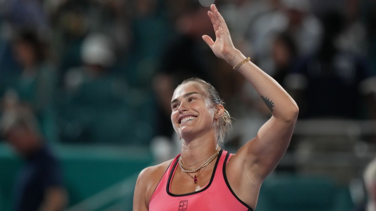 Aryna Sabalenka l&auml;chelt am Ende eines Viertelfinalspiels beim Tennisturnier Miami Open, am 25.03.2026. (Symbolbild) (Foto)