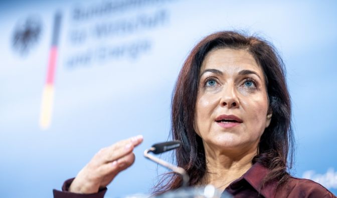 Wirtschaftsministerin schlägt Alarm - geht uns schon Ende April der Sprit aus? Katharina Reiche