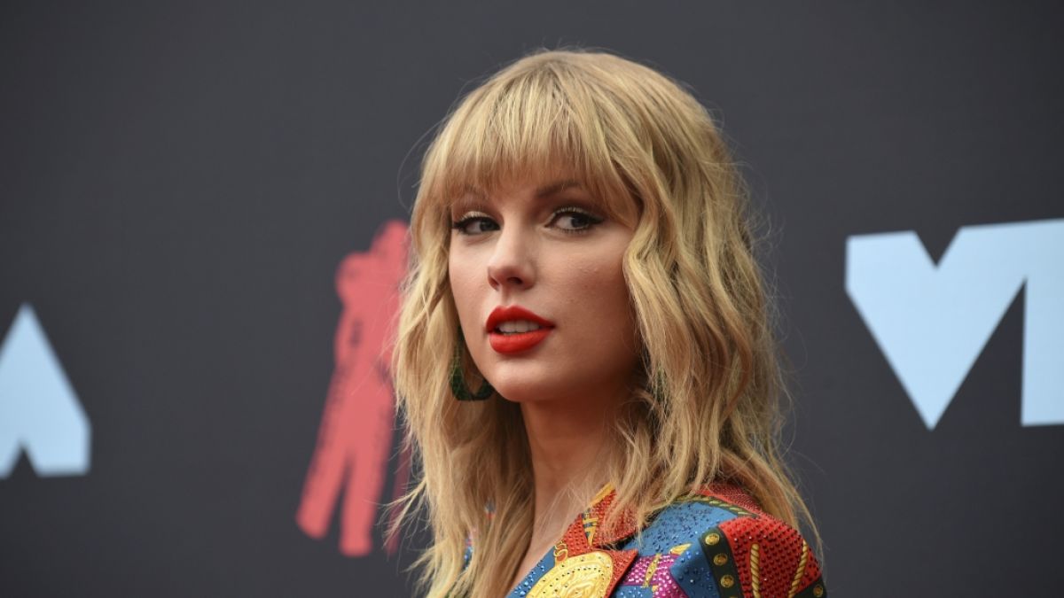 Taylor Swift zeigte sich bei den&nbsp;iHeartRadio Music Awards 2026 ganz verliebt mit ihrem Verlobten Travis Kelce. (Foto)