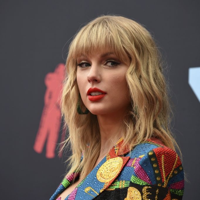Taylor Swift zeigte sich bei den iHeartRadio Music Awards 2026 ganz verliebt mit ihrem Verlobten Travis Kelce.
