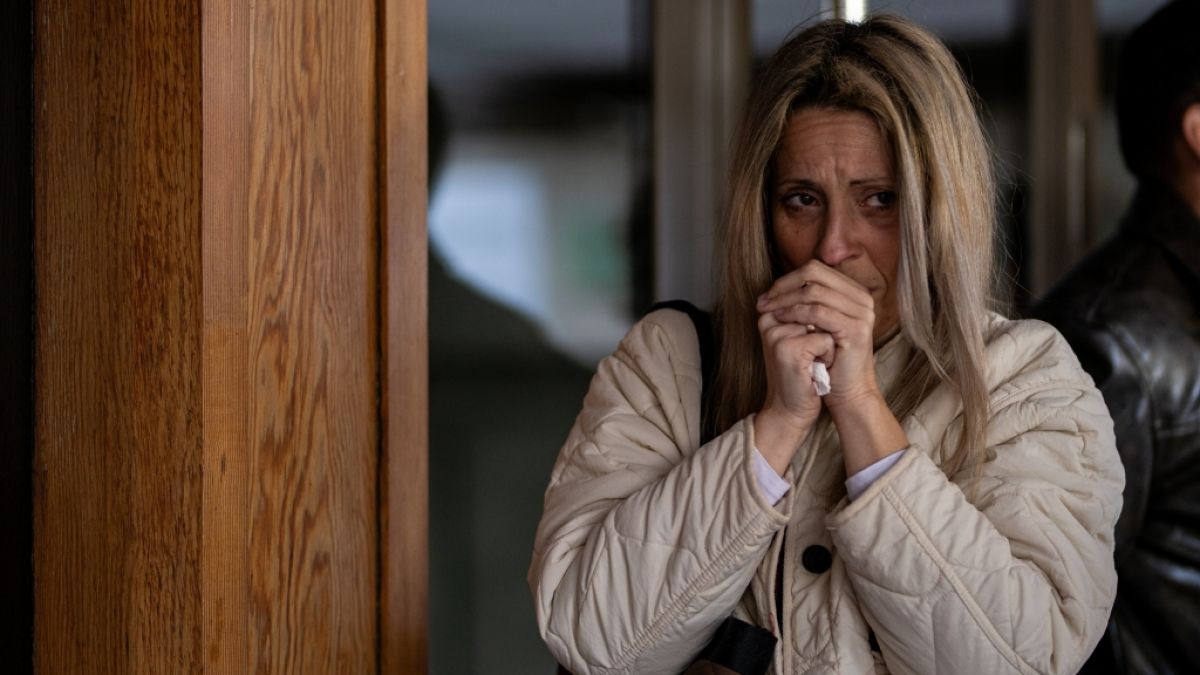 Eine Person betet am Eingang des Krankenhauses Sant Camil. Die 25 Jahre alte Noelia Castillo hat in dem Krankenhaus in Barcelona auf eigenen Wunsch und gegen den Willen ihrer Eltern eine t&ouml;dliche Spritze erhalten. (Foto)