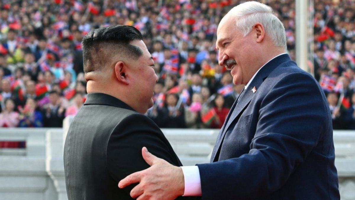 Alexander Lukaschenko (rechts) brachte Kim Jong-un ein ganz besonderes Geschenk mit. (Foto)