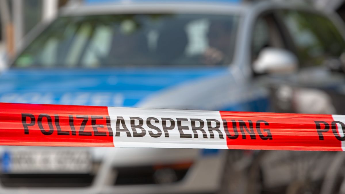 Eine Polizeiabsperrung vor einem Streifenwagen (Symbolbild). (Foto)