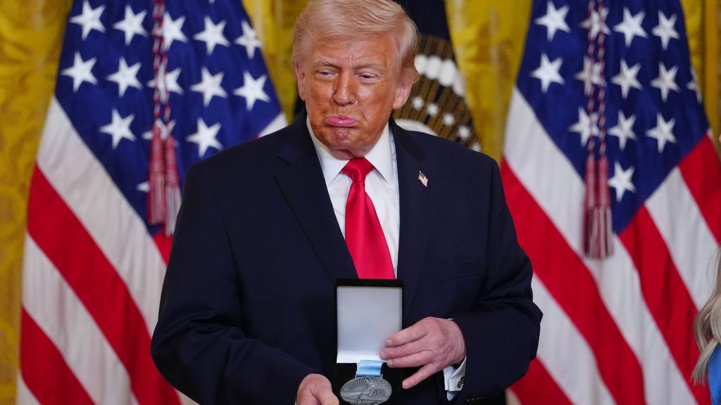 US-Präsident Donald Trump verzieht den Mund, nachdem er im März 2026 den Ikkos-Orden überreicht bekommen hat. (Foto)