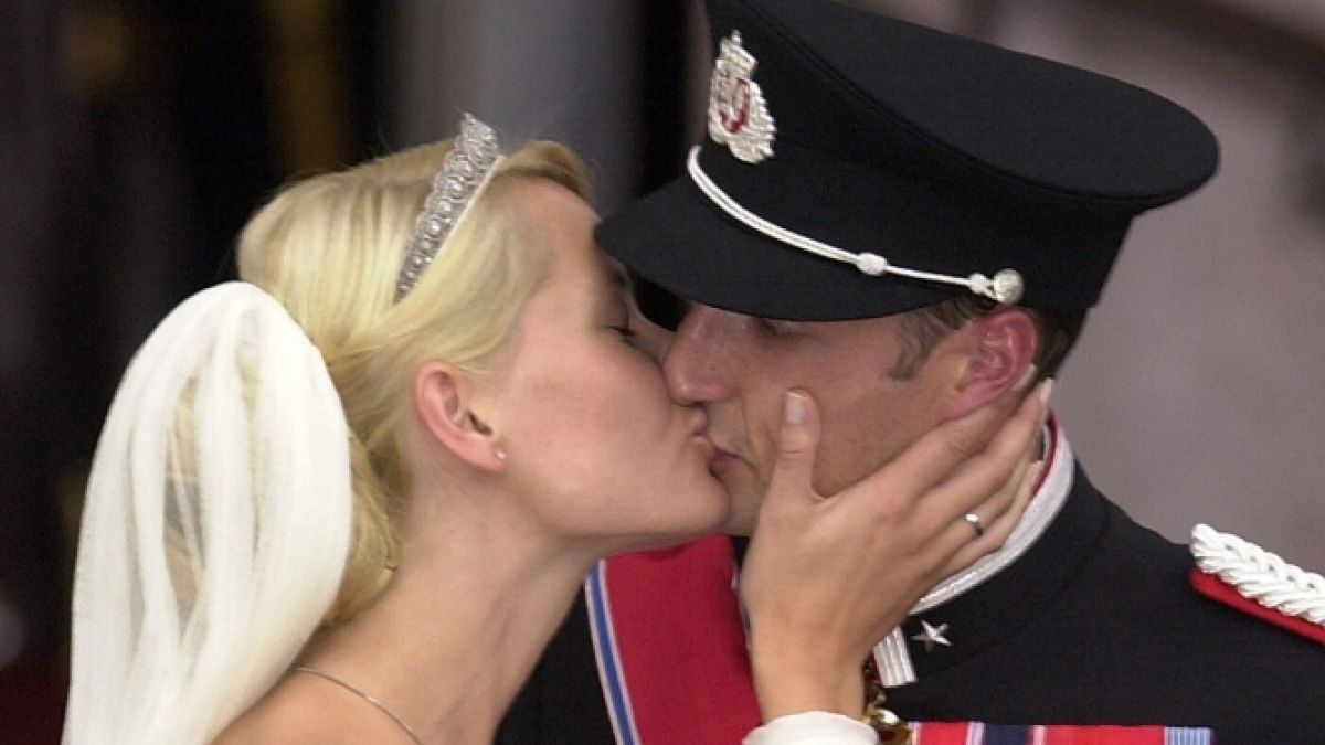 Dieser Kuss spricht B&auml;nde: Mette-Marit und Haakon an ihrem Hochzeitstag im August 2001 - der goldene Ehering am Finger der norwegischen Kronprinzessin ist gut zu erkennen. (Foto)
