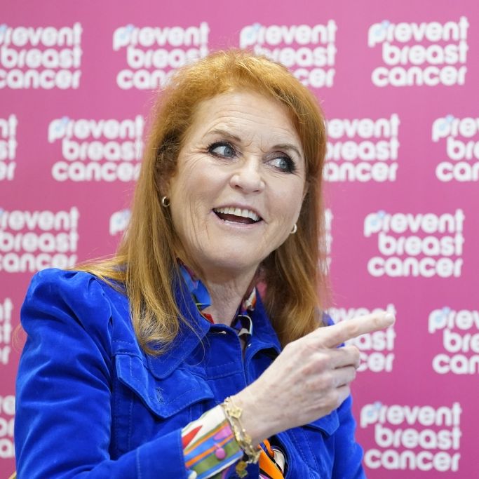 Sarah Ferguson erlebt einen Absturz in Bodenlose, nachdem Details ihrer langjährigen Freundschaft mit Jeffrey Epstein publik wurden.