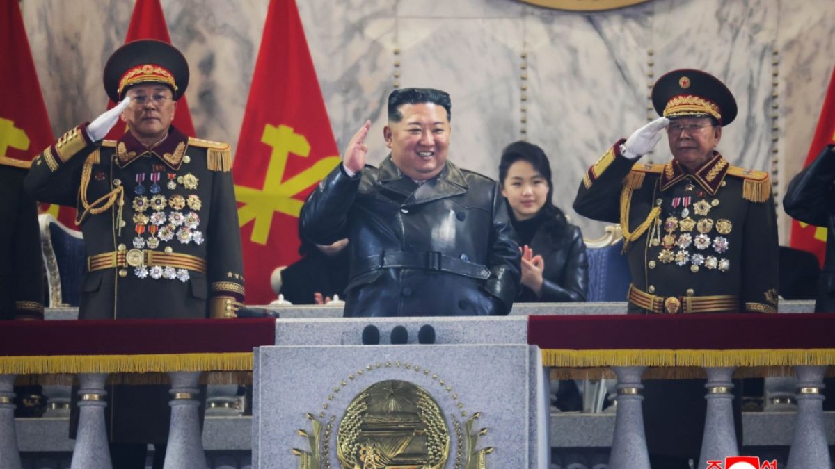 Kim Jong Un am&uuml;sierte sich Video-Aufnahmen zufolge pr&auml;chtig, als seine eigenen Soldaten wie von Sinnen aufeinander losgingen. (Foto)