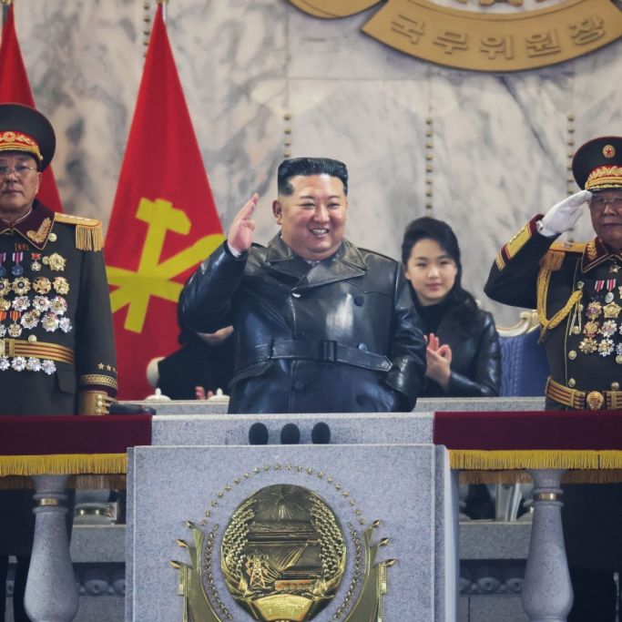 Nordkorea-Machthaber feiert, während seine Soldaten aufeinander eindreschen