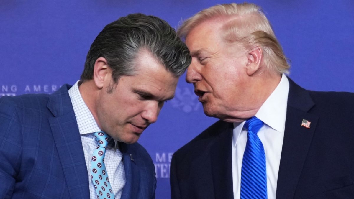 Hat Trump-Minister Pete Hegseth (links) Milit&auml;rgeistliche bedroht? (Foto)