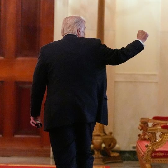 Hoch über den Wolken deutet Trump 