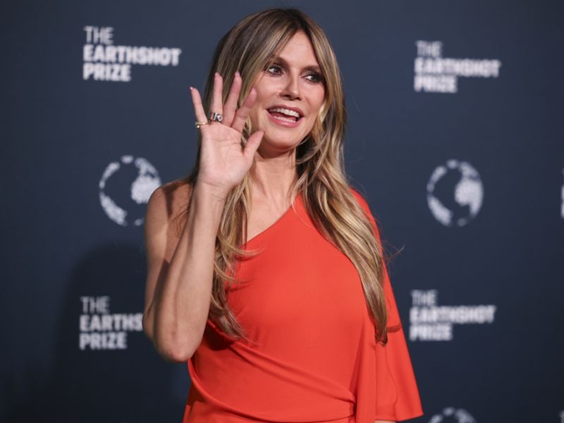 Heidi Klum: Hautenger GNTM-Look - Model-Mama zeigt sich beim Verschnüren