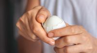 Wer die Eierschale mitessen möchte, sollte Vorsicht walten lassen, da Salmonellen auf der Schale lauern können.