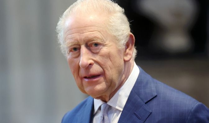 König Charles greift durch und verbannt alle Habseligkeiten seines Bruders.