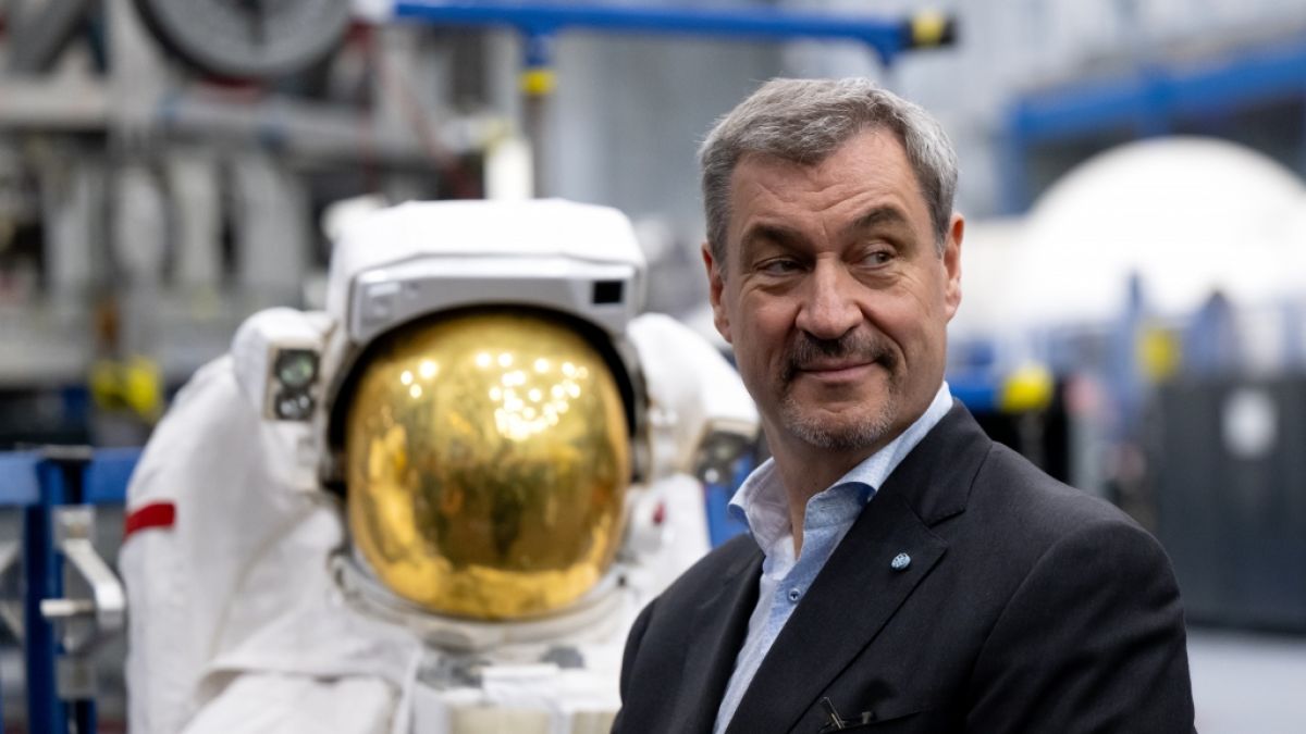 Markus S&ouml;der besichtigt im Lyndon B. Johnson Space Center das Astronauten-Trainingszentrum &bdquo;Space Vehicle Mockup Facility". (Foto)