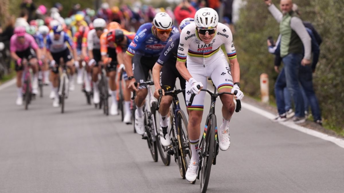 Schnappt sich Tadej Pogačar (vorne) in diesem Jahr den Sieg bei Paris-Roubaix? (Foto)