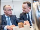 Bundeskanzler Friedrich Merz und Unionschef Jens Spahn belegen im aktuellen Politikerranking die hinteren Plätze. (Foto)