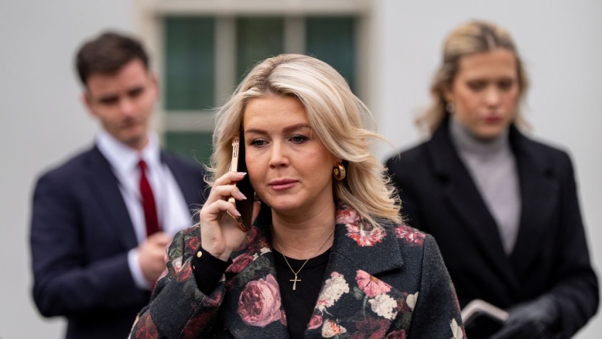 Muss sich Karoline Leavitt bald einen neuen Job suchen? Ihr Boss Donald Trump stellte die Sprecherin des Wei&szlig;en Hauses vor laufender Kamera blo&szlig;. (Foto)