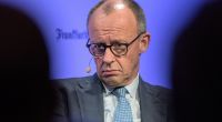 Neuer Kummer für Friedrich Merz: Zusätzlich zu den Wirtschaftsproblemen, die Deutschland ohnehin belasten, muss der Bundeskanzler jetzt auch mit einer düsteren Wachstumsprognose von Experten fertig werden.